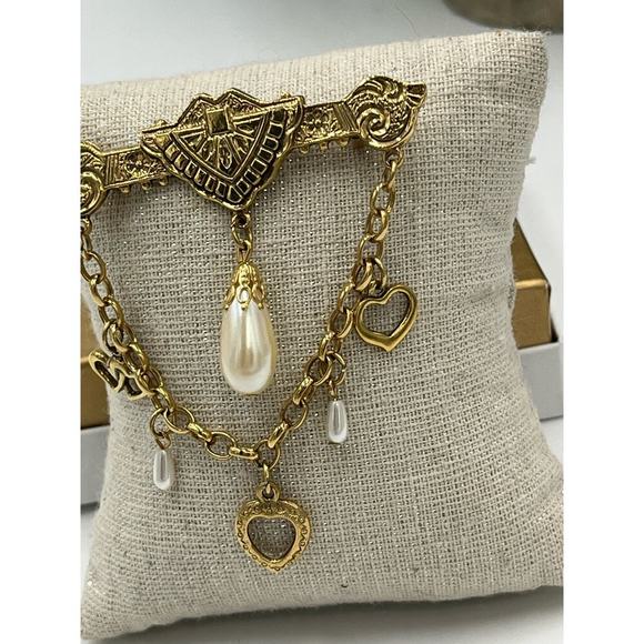 Vintage Gold Tone Hanging Draped brooch Faux Dangling Pearls and Hearts - Picture 8 of 10